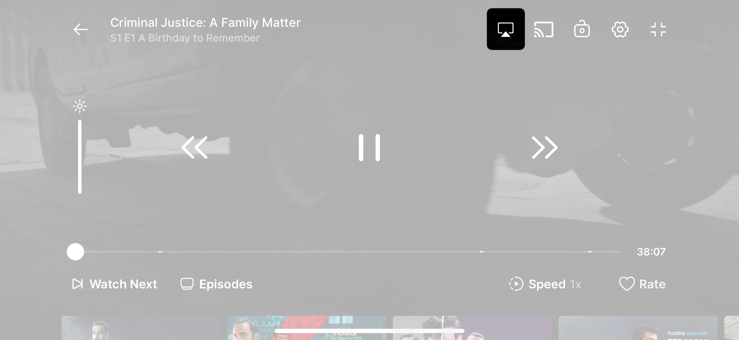 Tryck på AirPlay -ikonen under en medieuppspelning på en iPhone